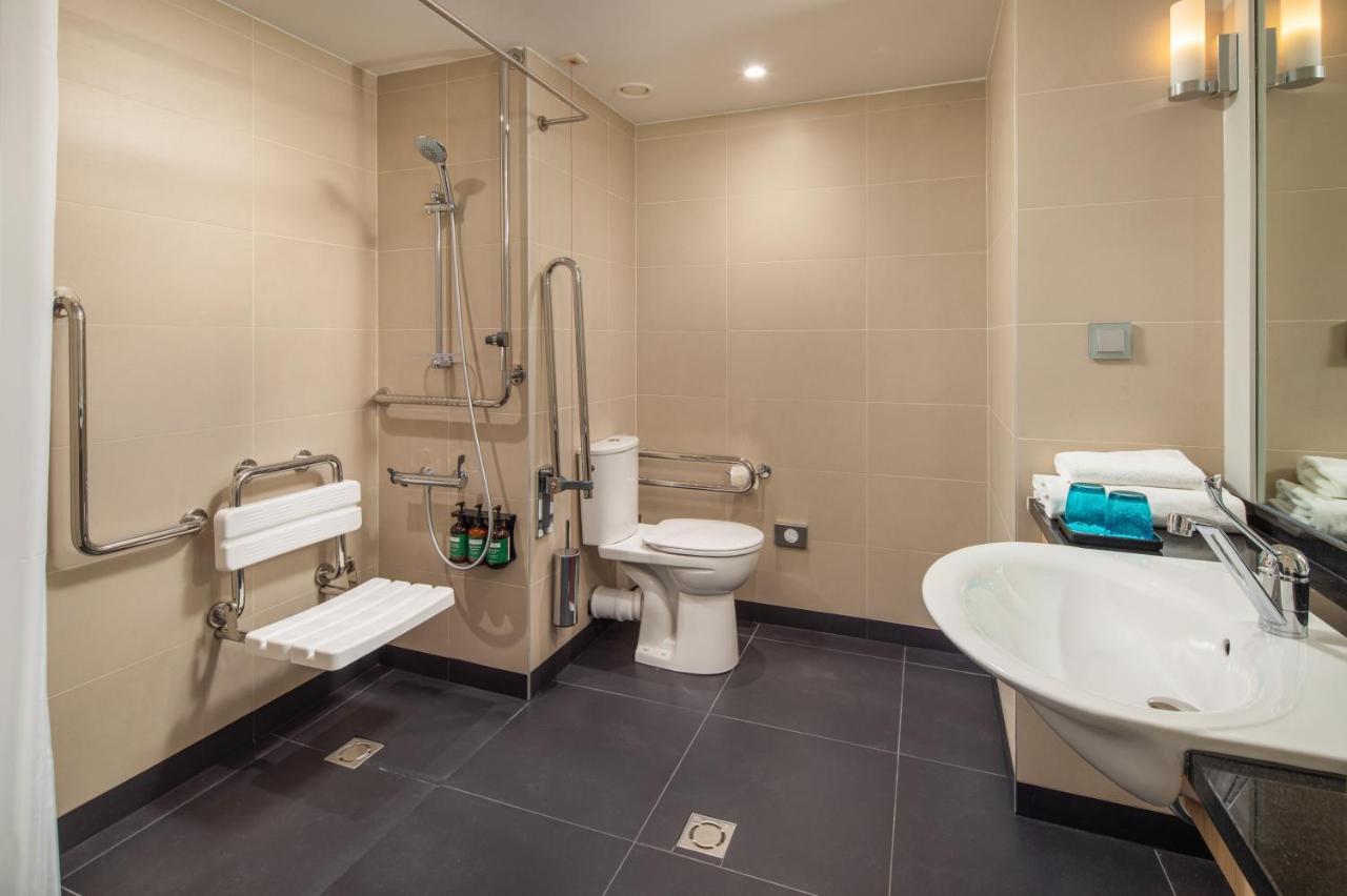 Chambre Lit Queen-Size Accessible aux Personnes à Mobilité Réduite