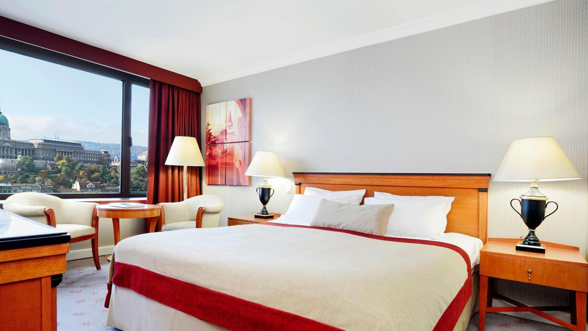 Chambre Lit Queen-Size Classique avec Accès au Salon Club - Vue sur Lac