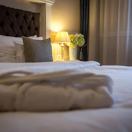 Queen'S Court Hotel & Residence-3